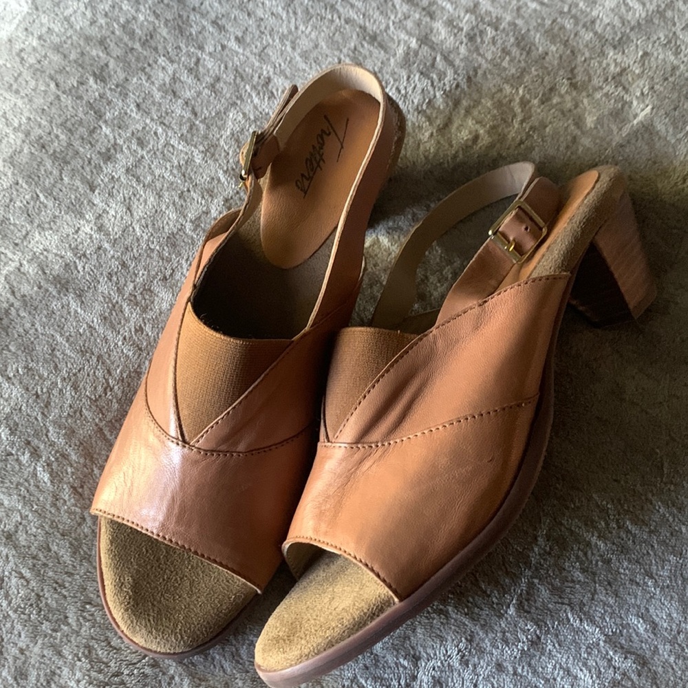 NWOT Trotters Women’s peep toe heel size 10